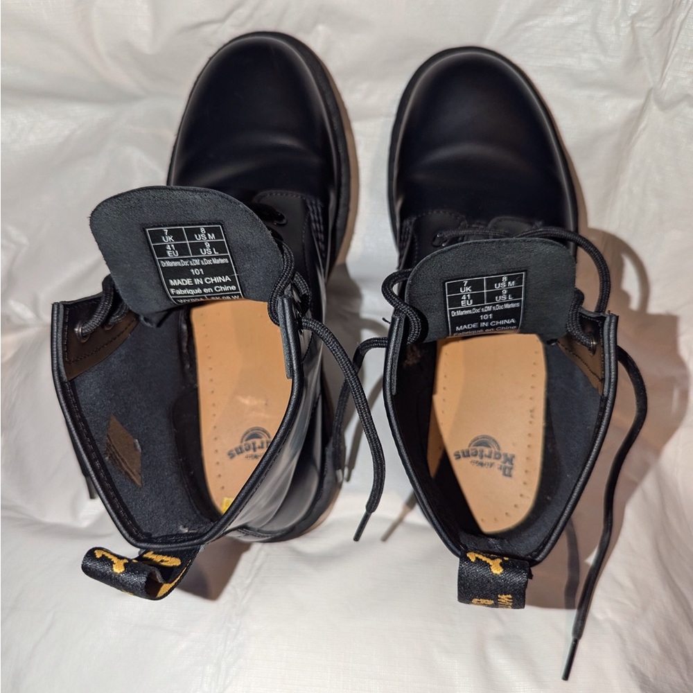 DR. MARTENS 101/NJ004-SH09X/6 EYELET BLACK SMOOTHIE LEATHER BOOTS - Picture 4 of 4